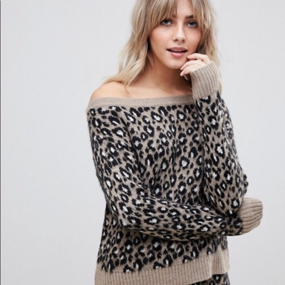 Off the shoulder  printed sweater